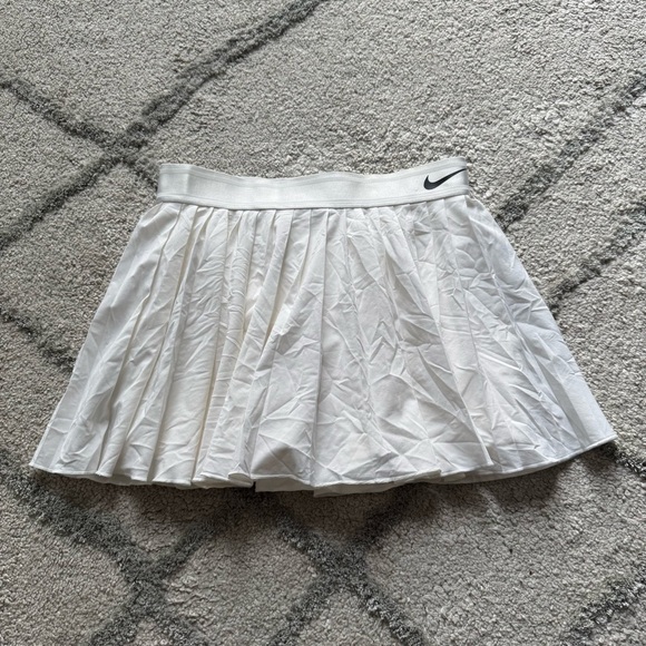 NIKE COURT VICTORY TENNIS PLEATED SKORT  
WHITE PULL ON SKIRT WITH SHORTS SMALL - Picture 2 of 11